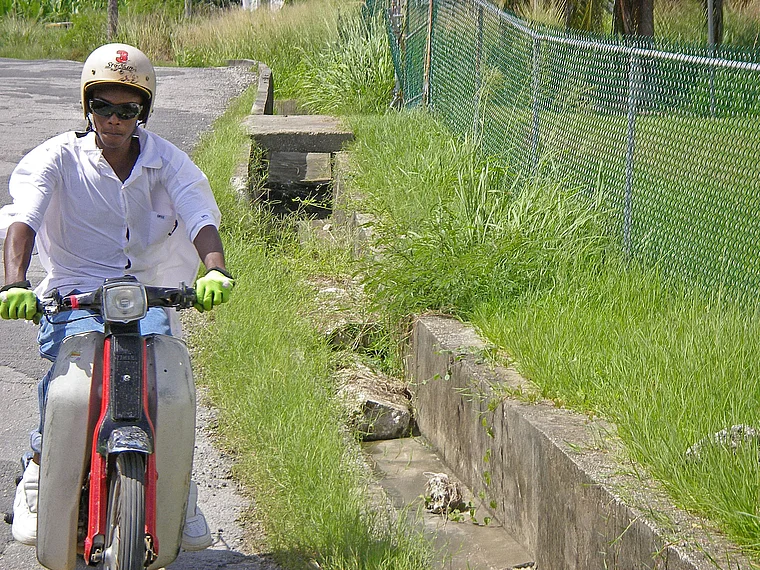 Barbados junger Mann auf Motorroller