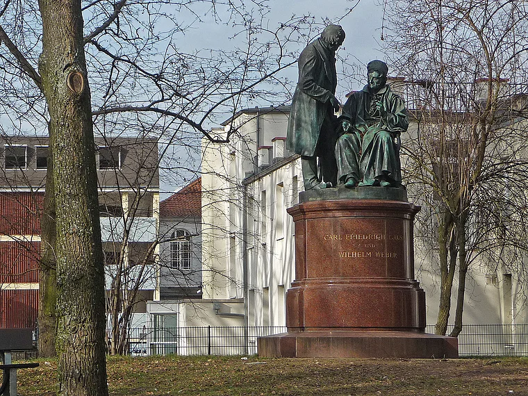 Göttingen Denkmal Gauß Weber von weiter weg