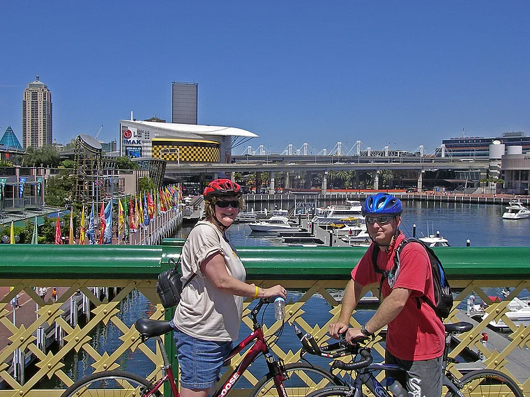 Sydney Darling Harbour mit Radfahrern