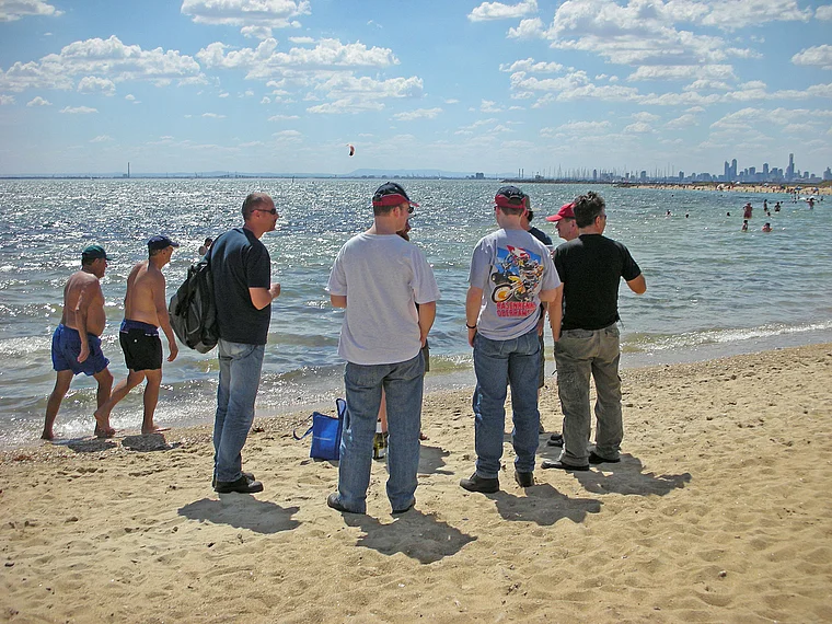 Melbourne St. Kilda Strand mit Menschen
