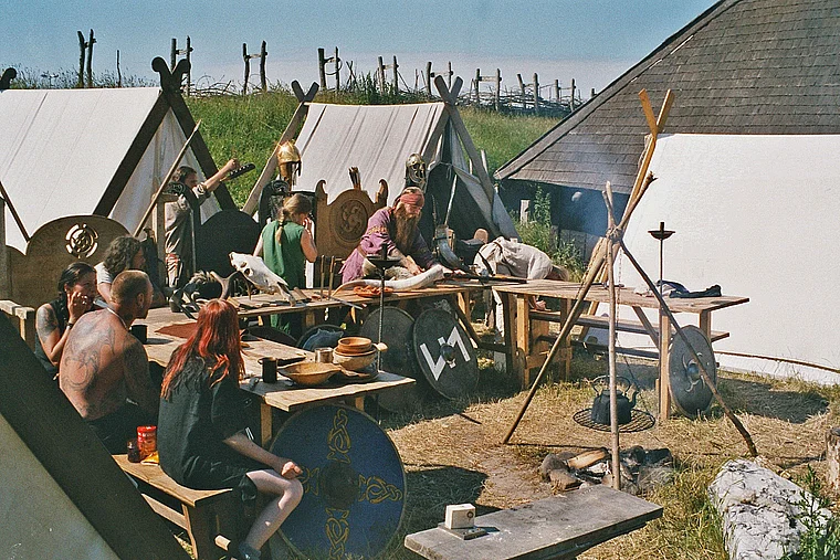 Südschweden Foteviken Leute am Tisch