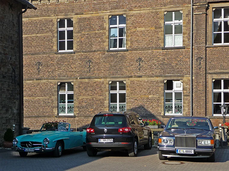 Essen Hugenpoetchen Parkplatz mit Luxusautos
