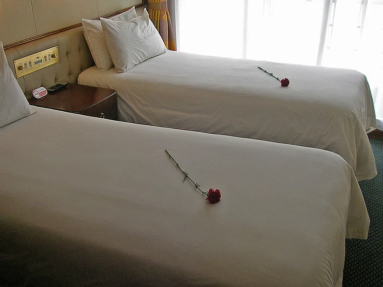 Jangtsekiang Victoria Anna Kabine mit Betten und Rosen