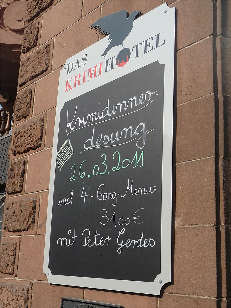 Vulkaneifel Hillesheim Krimi Hotel Hinweistafel Krimidinner Lesung