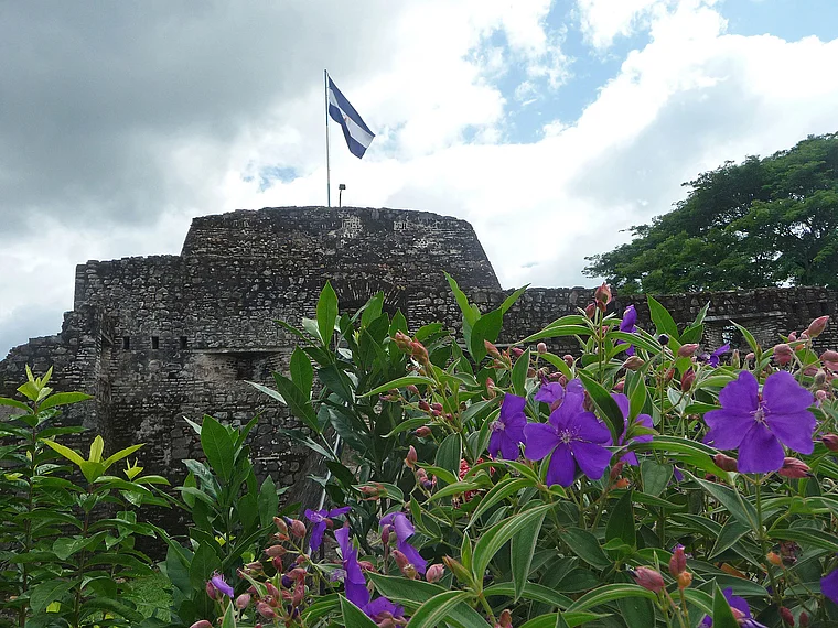 Nicaragua El Castillo mit Blumen im Vordergrund