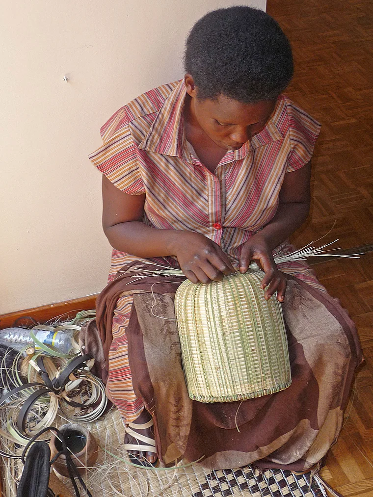 Ruanda Korbflechterin