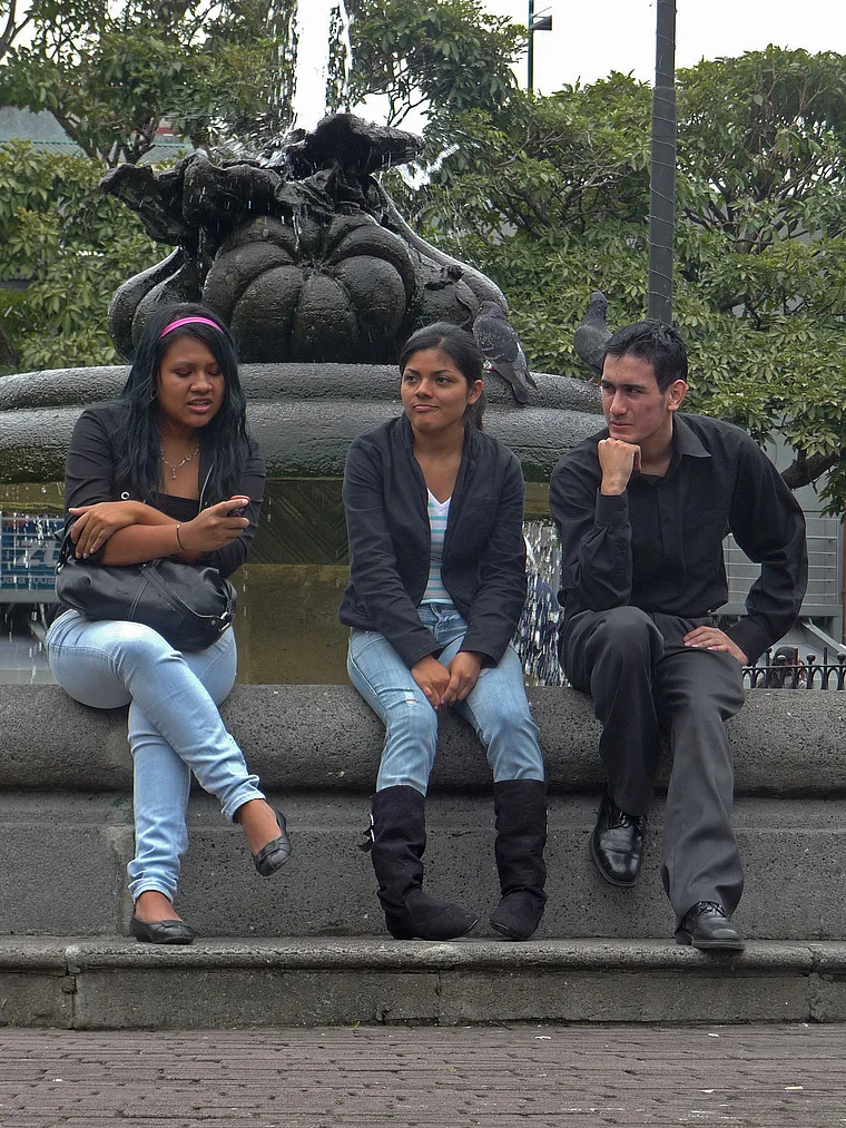 Costa Rica San Jose Parque Central junge Leute auf Brunnenrand