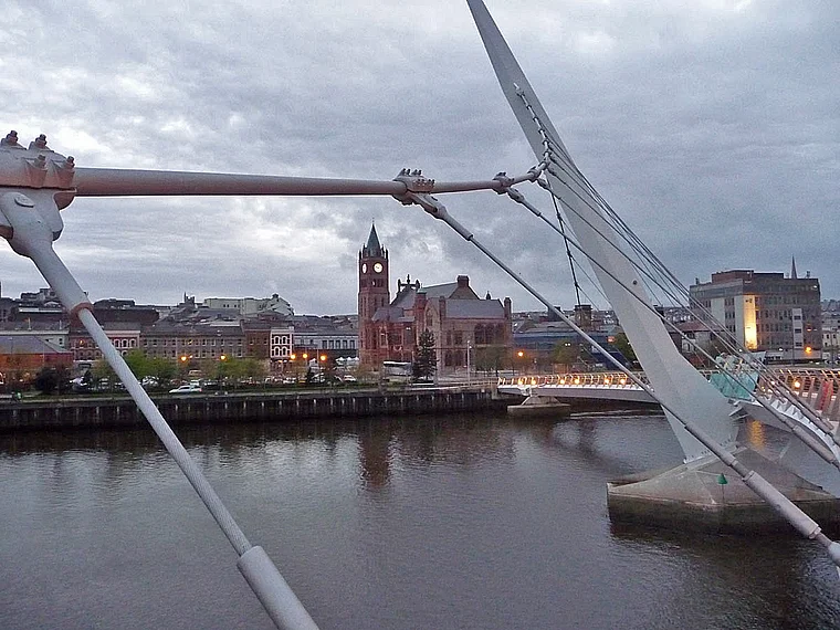 Nordirland Londonderry Peace Bridge Guildhall Abendlicht