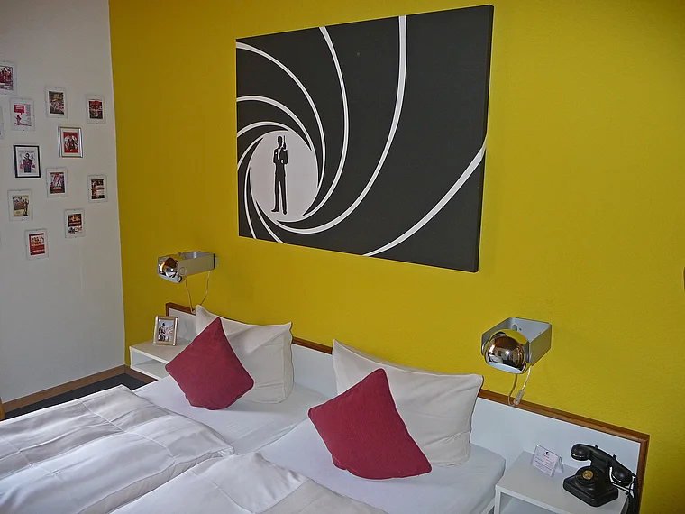 Vulkaneifel Hillesheim Krimi Hotel James Bond Zimmer Bett