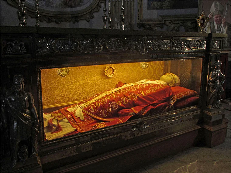 Salerno Duomo Krypta Sarkophag