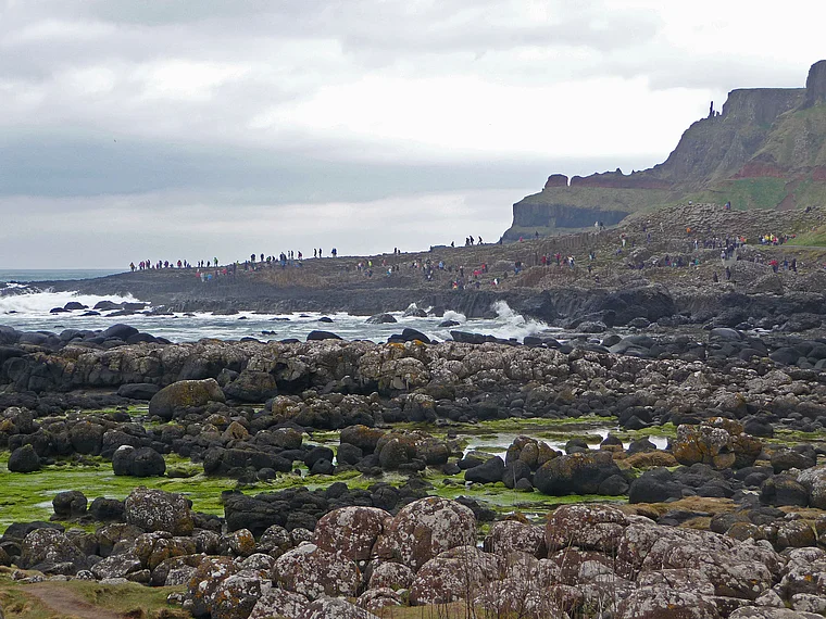 Nordirland Giant's Causeway von fern