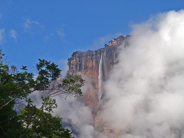 Venezuela Salto Angel mit Dunstwolke