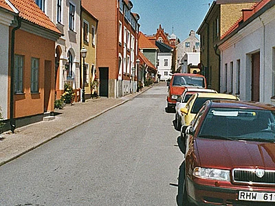 Südschweden Ystad Straße mit geparkten Autos