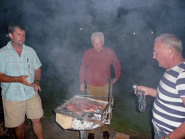  Südafrika Drakensberge 3 Männer am Grill