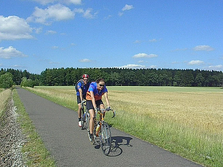 Hunsrück Schinderhannes Radweg mit zwei Radfahrern