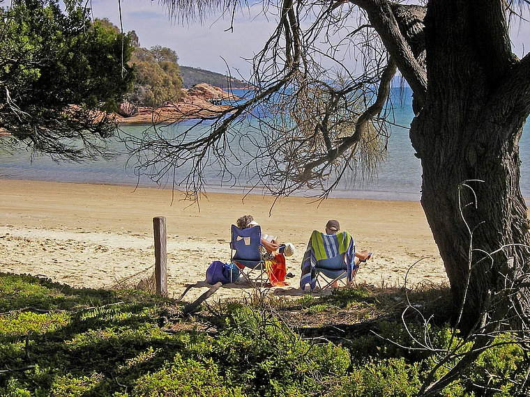 Tasmanien Freycinet National Park Strand  mit Paar auf Campingstühlen