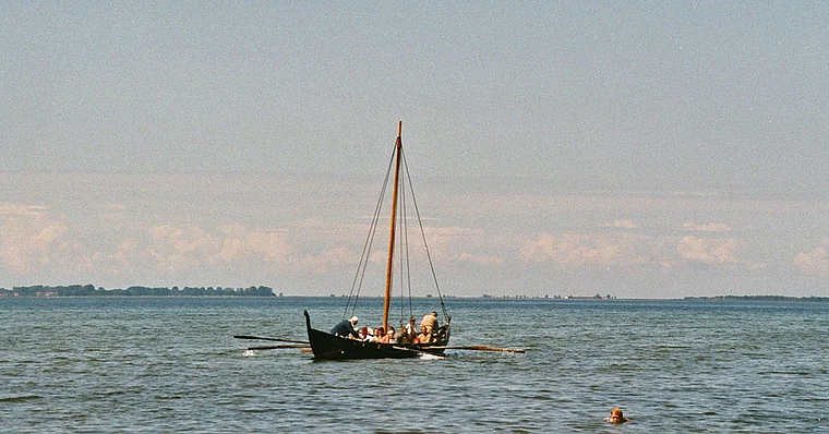 Südschweden Foteviken Wikingerschiff mit Ruderern
