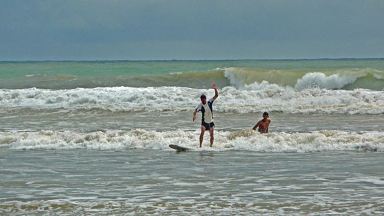 Costa Rica Dominical Surfer im Wasser