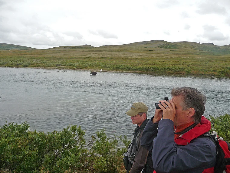 Alaska Katmai Tourist mit Fernglas