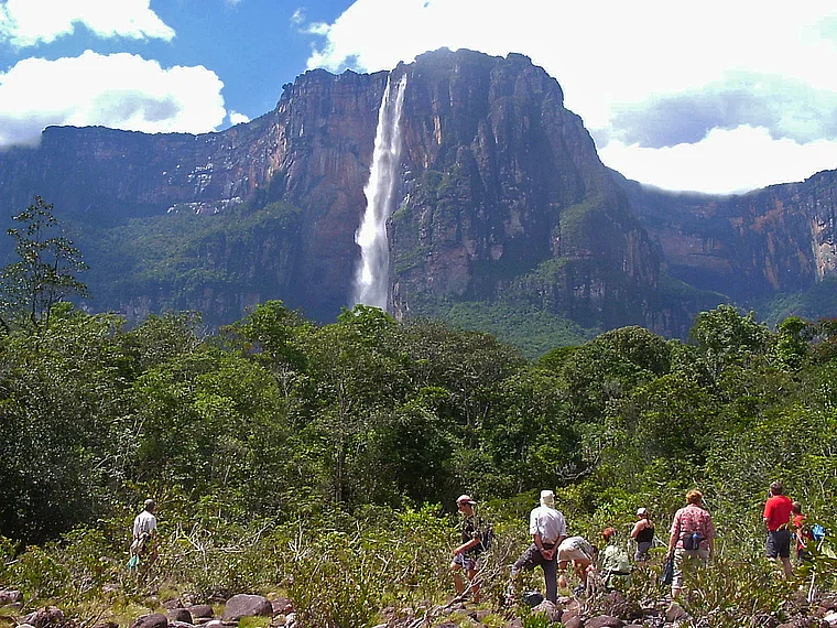 Venezuela Salto Sangel von fern mit Touristen