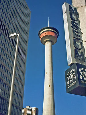 Calgary Tower von unten