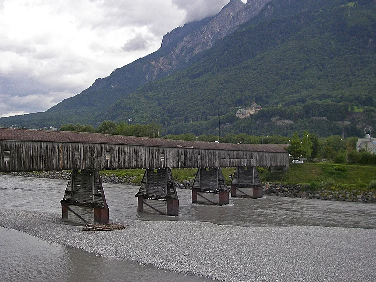 Liechtenstein Vaduz Holzbrücke über Rhein
