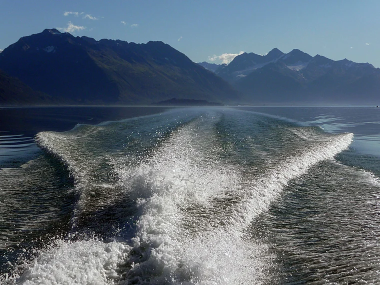 Alaska Valdez Arm Gischt von Motorboot