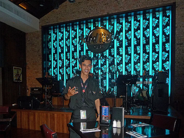 Hard Rock Cafe Melaka innen mit Kellner