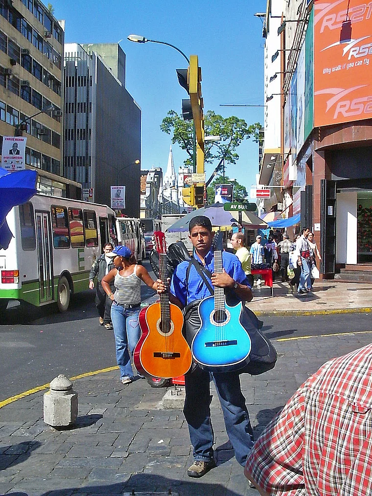 Venezuela Caracas Straßenhändler mit Gitarren