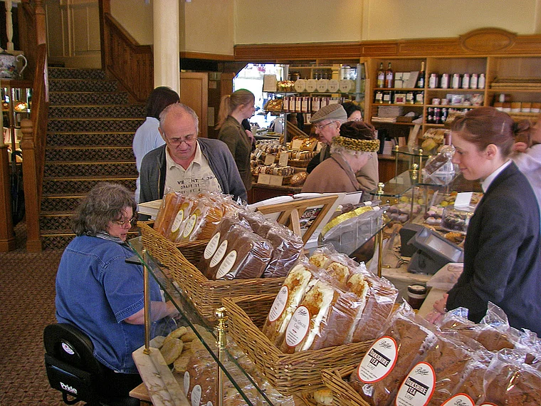 Yorkshire Harrogate Betty's Cafe and Tearooms innen Kuchenauswahl