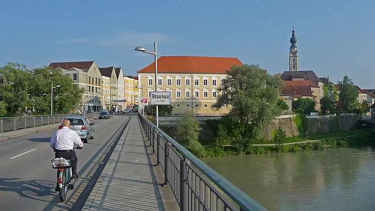 Braunau auf der Innbrücke