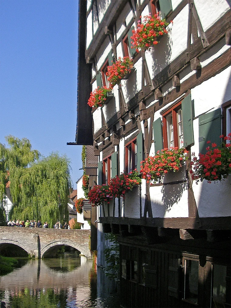 Ulm Fischer und Gerberviertel Fachwerkhaus mit Geranien
