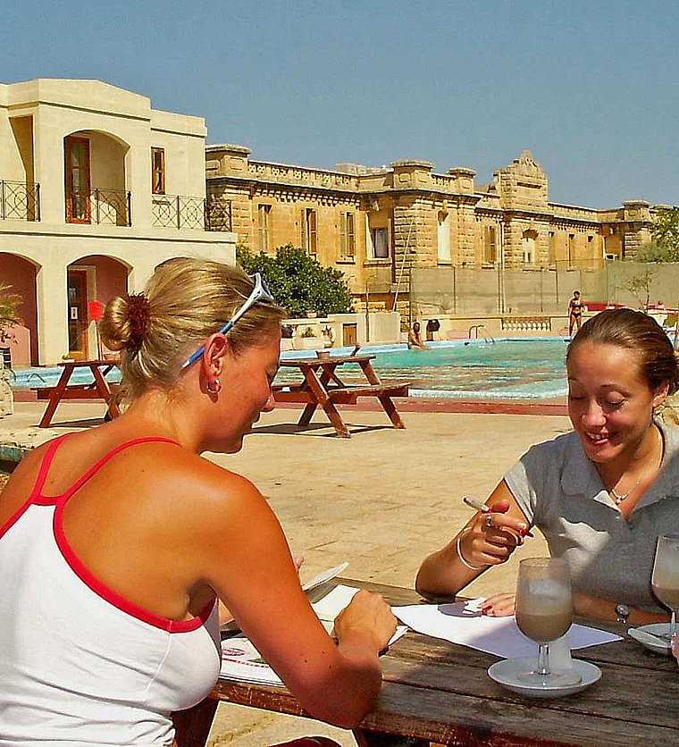 Malta Sprachcaffe Studentinnen lernen im Freien