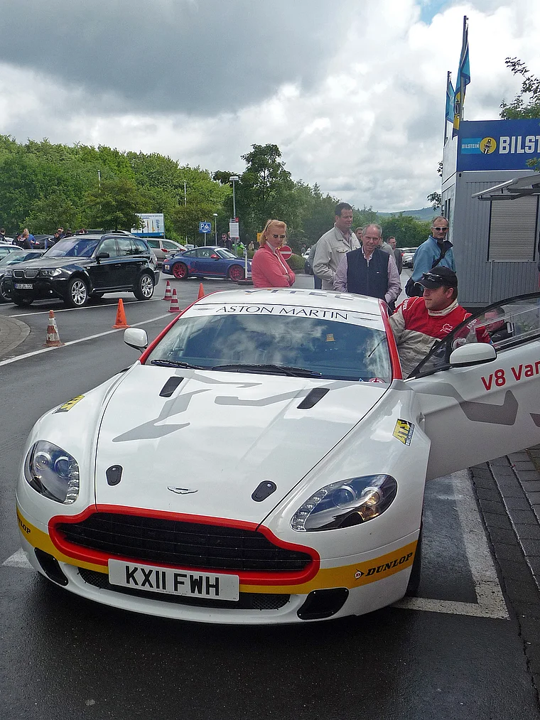 Nürburgring Aston Martin für Rundfahrten Vorderansicht