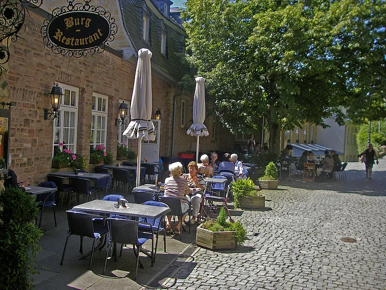 Kuseler Burg Lichtenberg Burgrestaurant außen mit Gästen
