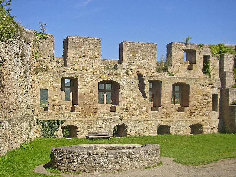 Kusel Burg Lichetenberg innen mit Brunnen