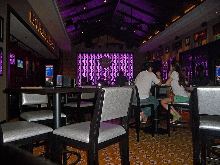 Hard Rock Cafe Melaka innen mit Gästen