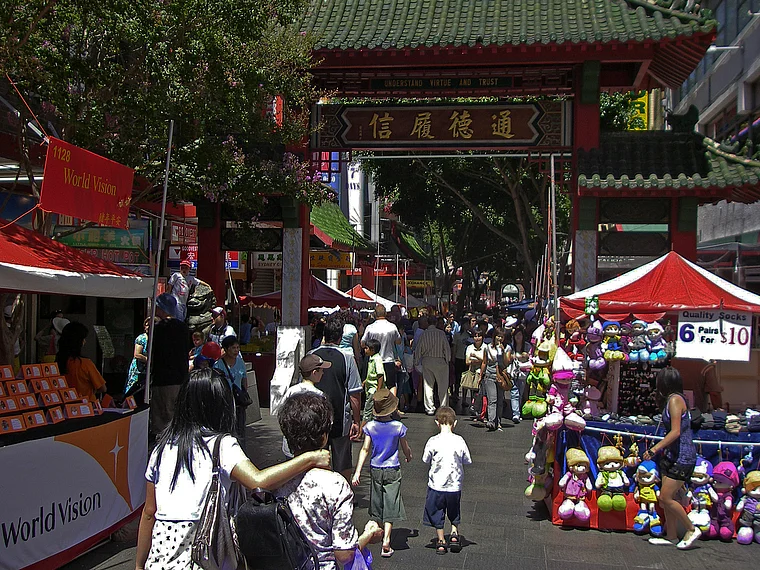Marktstände vor einem chinesischen Tempeltor