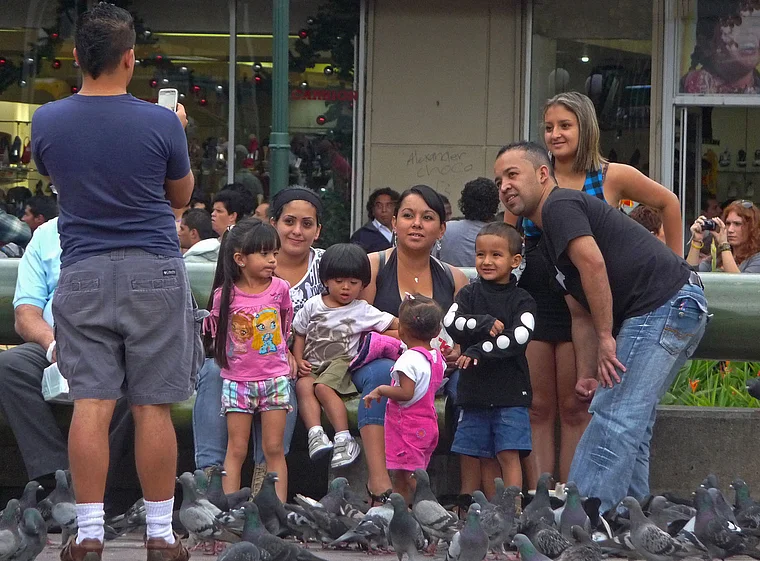 Costa Rica San Jose Großfamilie mit Tauben