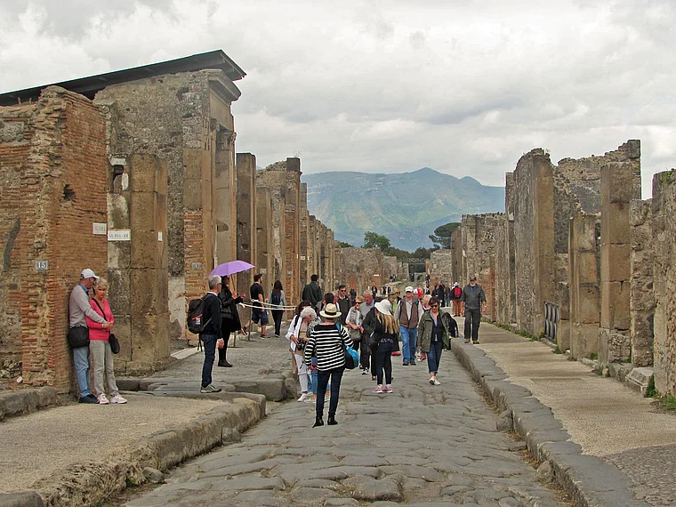 Pompeji Straße mit vielen Touristen