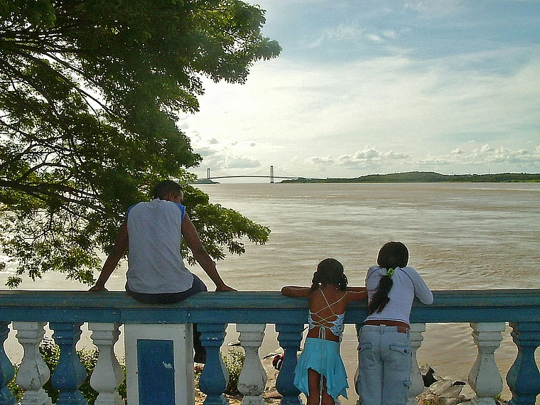 Venezuela Ciudad Bolivar Puente Angostura von fern