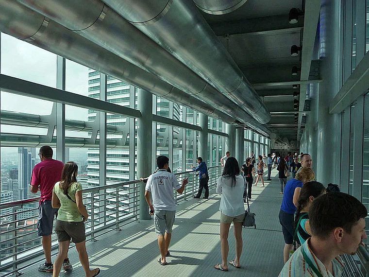 Kuala Lumpur Petronas Towers Skybridge innen