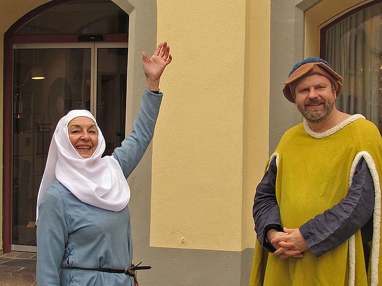 Zwei Stadtführer in mittelalterlichen Gewändern in Konstanz