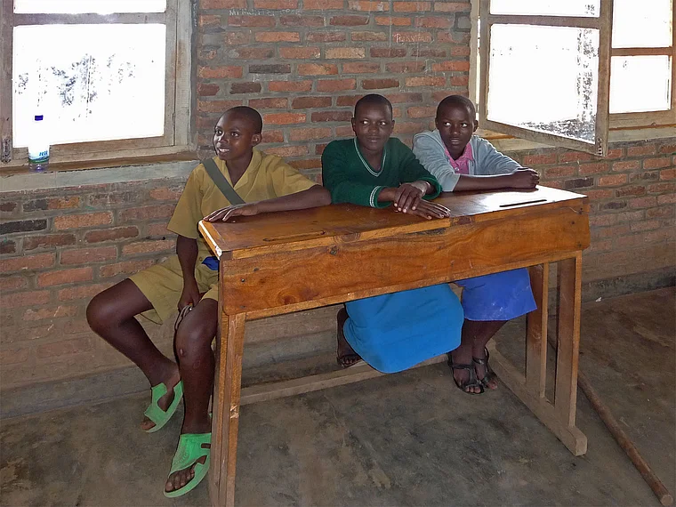 Ruanda Centre Scolaire Nyarusange Klasse mit Schülern innen