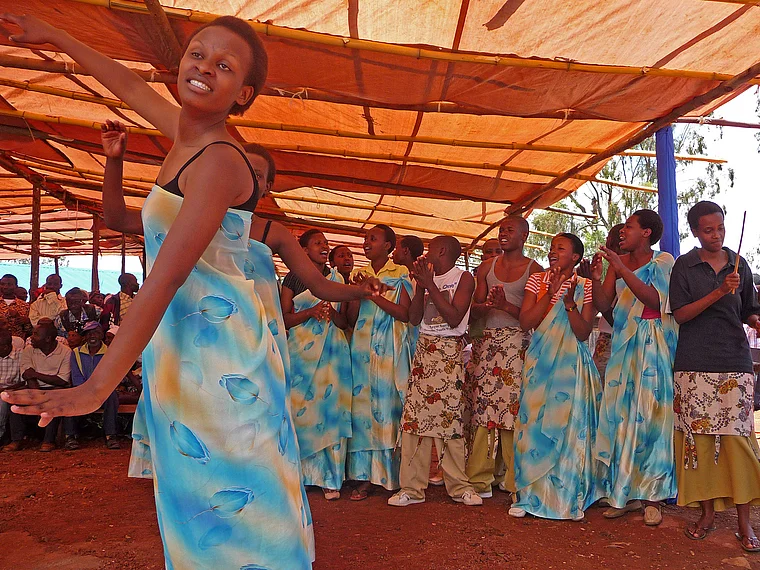Ruanda Centre Scolaire Ntura Protestant Schuleinweihung Tänzerin