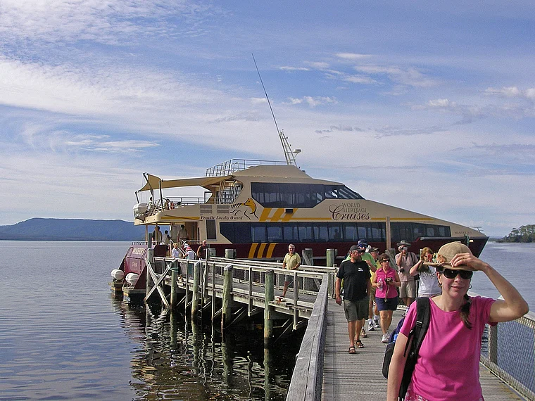 Tasmanien Gordon River Pier mit Ausflugsschiff