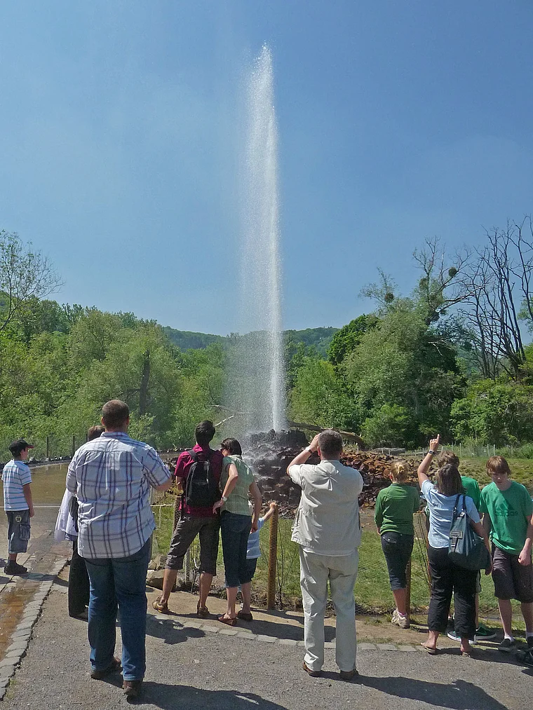 Andernach Geysir nah mit Besuchern