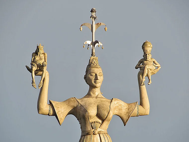 Vergoldete Figurengruppe auf einer Turmspitze in Konstanz