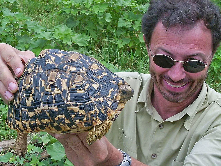 Tansania Alfred Gorthner mit Schildkröte