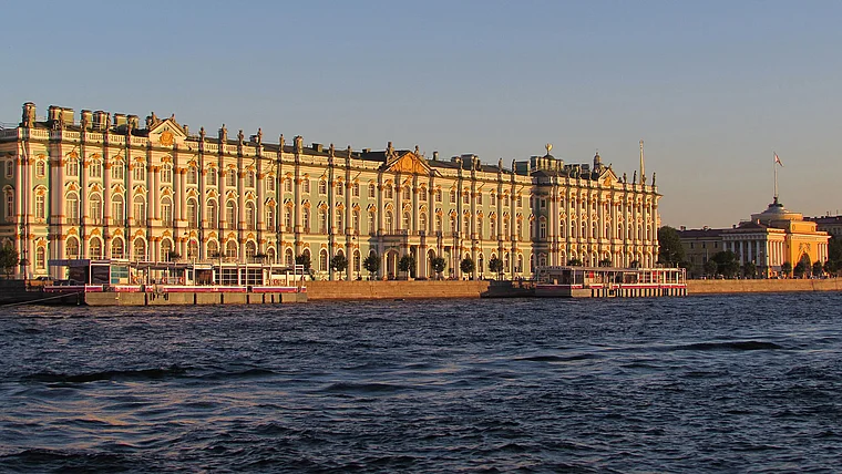 St. Petersburg Winterpalast von der Newa